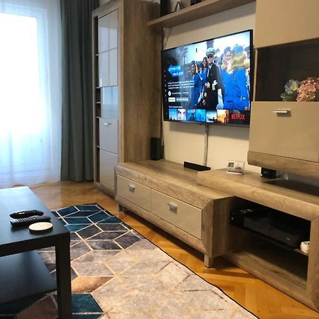 Adrian Home, Central 플로이에슈티 외부 사진